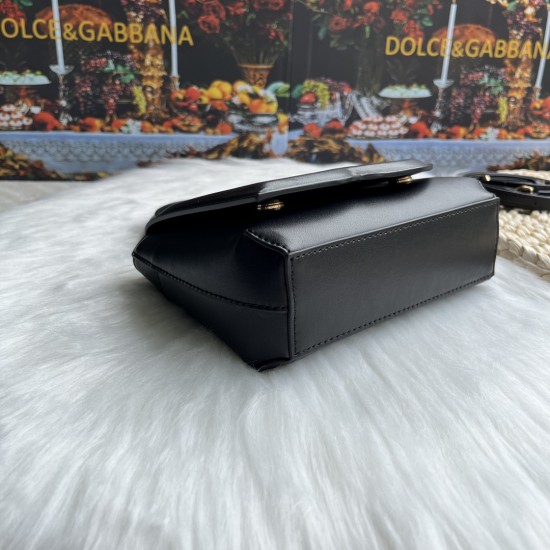 570 [Dolce Gabbana] Model number: 9112 Original order ➰Delicate handmade, imported cowhide bag body with pure handmade oil edges on top, embellished with standing effect quilted DG log Fashion trend, favorite of many celebrities, crossbody, overseas purch