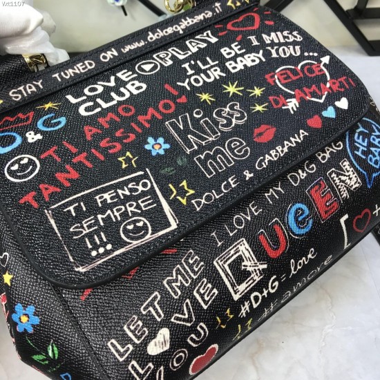 480 [Dolce Gabbana] The same crossbody bag as a celebrity, crossbody, mirror, overseas purchasing special products, fashionable and aura, brand new bag style, any combination can be as long as there is a fashionable heart, you can keep it clearly, when an