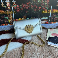 530 original DolceGabbana overseas purchasing special product model number 5512,️Double crossbody clutch bag is mainly simple and fashionable, using imported cowhide raw materials. Butterfly gold-plated DG logo inlaid pearl front flip with hidden magnetic
