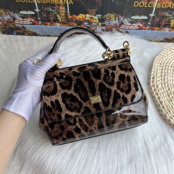 500 [Dolce Gabbana] model number: 2112 patent leather leopard print, perfect bag shape, customized vacuum high electroplated hardware, versatile bag type, portable crossbody is suitable for any occasion, gorgeous enough to amazing four seats, every presen