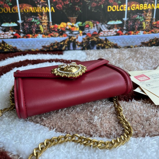 530 original DolceGabbana overseas purchasing special product model number 5512,️Double crossbody clutch bag is mainly simple and fashionable, using imported cowhide raw materials. Butterfly gold-plated DG logo inlaid pearl front flip with hidden magnetic 530 original DolceGabbana overseas purchasing special product model number 5512,️Double crossbody clutch bag is mainly simple and fashionable, using imported cowhide raw materials. Butterfly gold-plated DG logo inlaid pearl front flip with hidden magnetic
