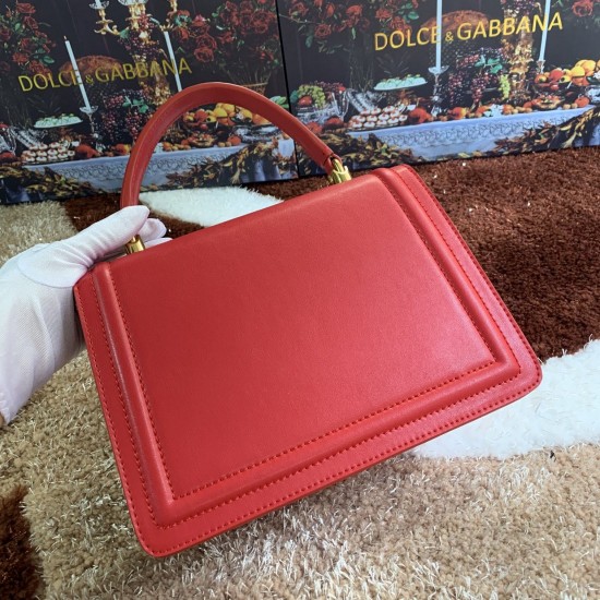 550 [Dolce Gabbana] Model number: 4158 Original single crossbody women's bag ➰Delicious handmade imported cowhide with original hardware bag body with pure handmade oil on top of the top of many celebrities' favorites. Crossbody can be purchased overseas 