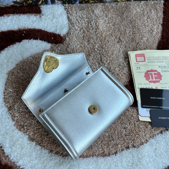 530 original DolceGabbana overseas purchasing special product model number 5512,️Double crossbody clutch bag is mainly simple and fashionable, using imported cowhide raw materials. Butterfly gold-plated DG logo inlaid pearl front flip with hidden magnetic 530 original DolceGabbana overseas purchasing special product model number 5512,️Double crossbody clutch bag is mainly simple and fashionable, using imported cowhide raw materials. Butterfly gold-plated DG logo inlaid pearl front flip with hidden magnetic