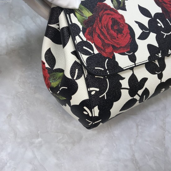 480 [Dolce Gabbana] The same crossbody bag as a celebrity, crossbody, mirror, overseas purchasing special products, fashionable and aura, brand new bag style, any combination can be as long as there is a fashionable heart, you can keep it clearly, when an