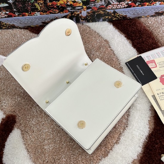 530 [Dolce Gabbana] Model number: 5515 Top original list ➰Delicious handmade, imported cowhide bag body with pure handmade oil edges on top, embellished with standing effect quilted DG log Fashion trend, favorite of many celebrities, crossbody, overseas p
