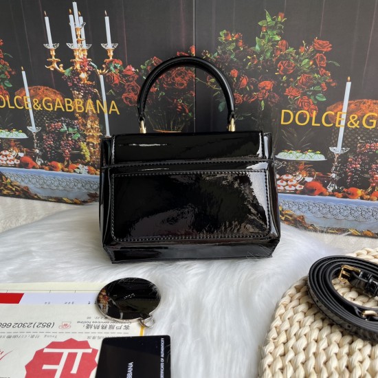 570 [Dolce Gabbana] Model number: 9112 Original order ➰Delicate handmade, imported cowhide bag body with pure handmade oil edges on top, embellished with standing effect quilted DG log Fashion trend, favorite of many celebrities, crossbody, overseas purch