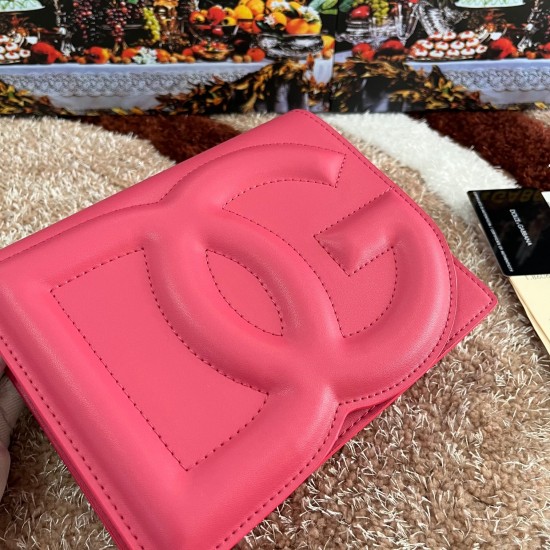 530 [Dolce Gabbana] Model number: 5515 Top original list ➰Delicious handmade, imported cowhide bag body with pure handmade oil edges on top, embellished with standing effect quilted DG log Fashion trend, favorite of many celebrities, crossbody, overseas p