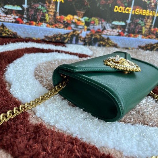 530 original DolceGabbana overseas purchasing special product model number 5512,️Double crossbody clutch bag is mainly simple and fashionable, using imported cowhide raw materials. Butterfly gold-plated DG logo inlaid pearl front flip with hidden magnetic 530 original DolceGabbana overseas purchasing special product model number 5512,️Double crossbody clutch bag is mainly simple and fashionable, using imported cowhide raw materials. Butterfly gold-plated DG logo inlaid pearl front flip with hidden magnetic