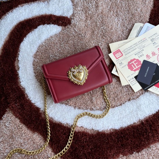 530 original DolceGabbana overseas purchasing special product model number 5512,️Double crossbody clutch bag is mainly simple and fashionable, using imported cowhide raw materials. Butterfly gold-plated DG logo inlaid pearl front flip with hidden magnetic 530 original DolceGabbana overseas purchasing special product model number 5512,️Double crossbody clutch bag is mainly simple and fashionable, using imported cowhide raw materials. Butterfly gold-plated DG logo inlaid pearl front flip with hidden magnetic