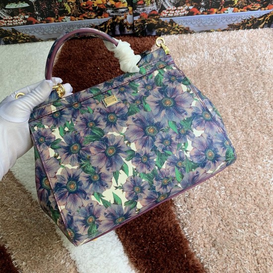 480 [Dolce Gabbana] The same crossbody bag as a celebrity, crossbody, mirror, overseas purchasing special products, fashionable and aura, brand new bag style, any combination can be as long as there is a fashionable heart, you can keep it clearly, when an