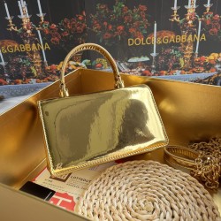 580 【Dolce Gabbana】❤️New.Model number: 9111 patent leather original ➰Delicate and handmade, imported cowhide bag body with pure handmade oil edge on top, embellished with DG double electroplating sign fashion trend, front flip cover adopts hidden magnetic