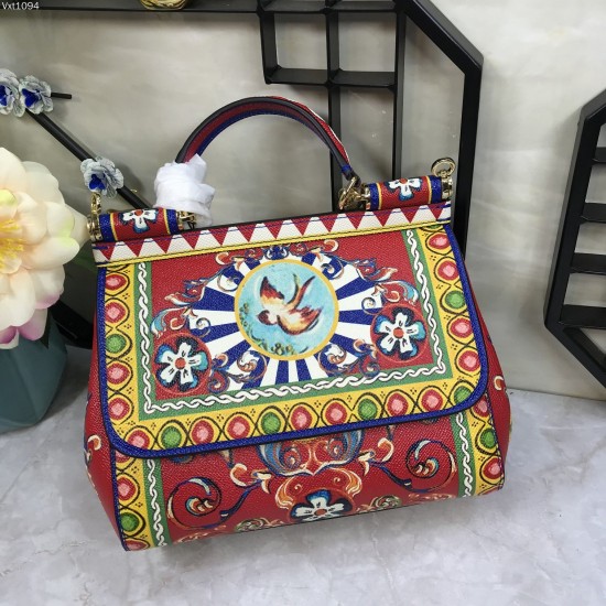 480 [Dolce Gabbana] The same crossbody bag as a celebrity, crossbody, mirror, overseas purchasing special products, fashionable and aura, brand new bag style, any combination can be as long as there is a fashionable heart, you can keep it clearly, when an
