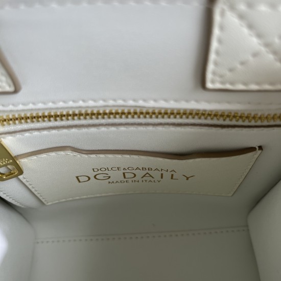 520 【Dolce Gabbana】New.Model number: 5527 Original DG Logo Bag Mini Tote Bag➰Deliciously handmade, imported cowhide bag body with pure handmade oil edges on top, the favorite of many celebrities, overseas purchasing special products, style and aura, as lo 520 【Dolce Gabbana】New.Model number: 5527 Original DG Logo Bag Mini Tote Bag➰Deliciously handmade, imported cowhide bag body with pure handmade oil edges on top, the favorite of many celebrities, overseas purchasing special products, style and aura, as lo