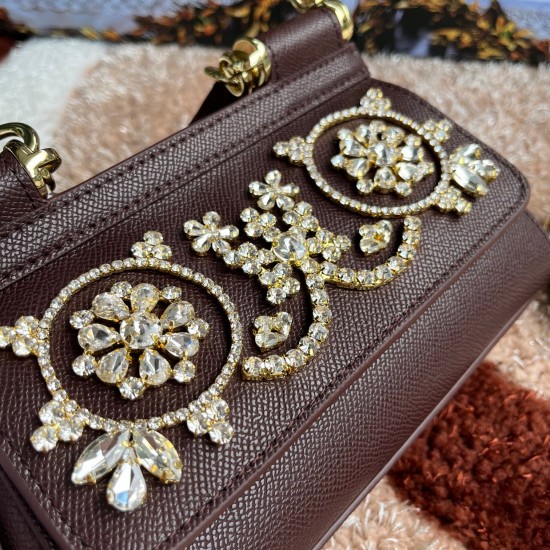 P550 model number: 4133 palm print high-end product [Dolce Gabbana] Another platinum bag in the fashion industry ➰Delicate handmade classic model solid color versatile. Favorite of many celebrities. Crossbody can be used with mirrors. Special products for