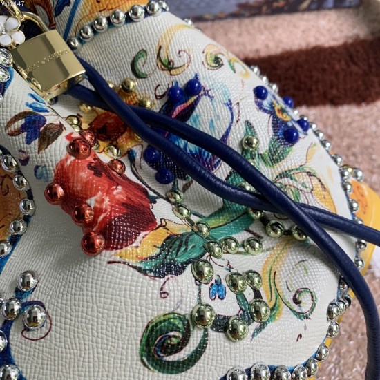 530 [Dolce Gabbana] Classic bucket bag, crossbody, special products for overseas purchasing, new bag style and aura, any combination can be used as long as there is a fashionable heart, you can keep it clearly when and where DG will always show you infini