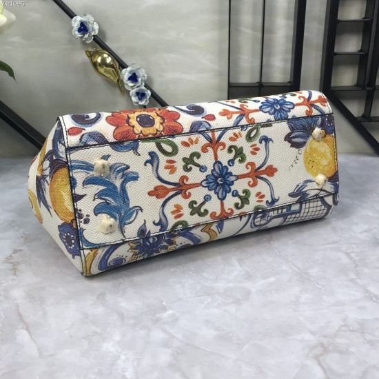 480 [Dolce Gabbana] The same crossbody bag as a celebrity, crossbody, mirror, overseas purchasing special products, fashionable and aura, brand new bag style, any combination can be as long as there is a fashionable heart, you can keep it clearly, when an