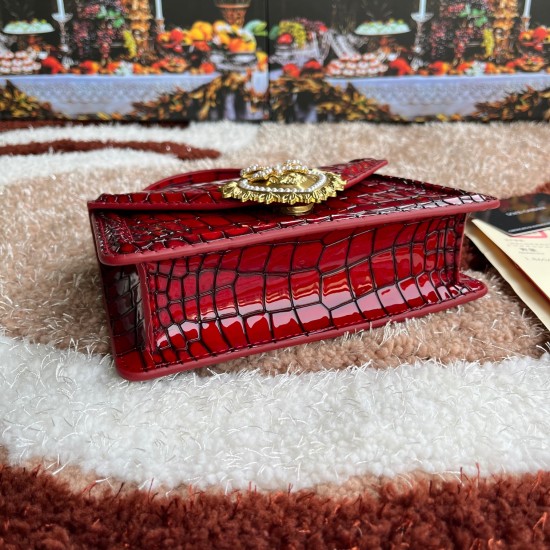 550 [Dolce Gabbana] Chain hand-held crossbody bag model number: 6613 crocodile pattern Original list ➰Delicious handmade Imported cowhide with original hardware bag body top pure handmade oil edges The favorite of many celebrities is Crossbody, Special pr