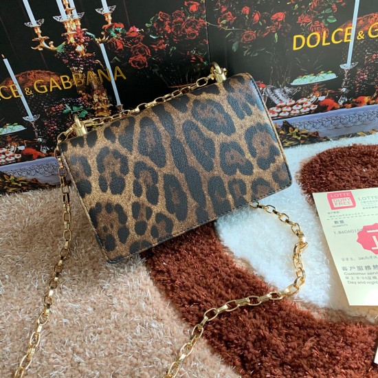 600 【Dolce Gabbana】Top original list ➰Delicate handmade series crossbody bags, imported raw materials, front embellishment, resin bottom plated true gold DG logo, front flip cover adopts hidden magnetic buckle opening and closing, fixed electroplated ruth 600 【Dolce Gabbana】Top original list ➰Delicate handmade series crossbody bags, imported raw materials, front embellishment, resin bottom plated true gold DG logo, front flip cover adopts hidden magnetic buckle opening and closing, fixed electroplated ruth