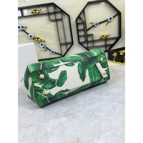 480 [Dolce Gabbana] The same crossbody bag as a celebrity, crossbody, mirror, overseas purchasing special products, fashionable and aura, brand new bag style, any combination can be as long as there is a fashionable heart, you can keep it clearly, when an