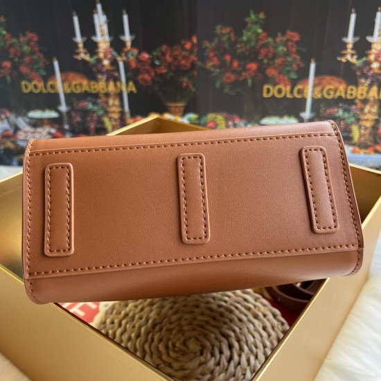 520 【Dolce Gabbana】New.Model number: 5527 Original DG Logo Bag Mini Tote Bag➰Deliciously handmade, imported cowhide bag body with pure handmade oil edges on top, the favorite of many celebrities, overseas purchasing special products, style and aura, as lo 520 【Dolce Gabbana】New.Model number: 5527 Original DG Logo Bag Mini Tote Bag➰Deliciously handmade, imported cowhide bag body with pure handmade oil edges on top, the favorite of many celebrities, overseas purchasing special products, style and aura, as lo