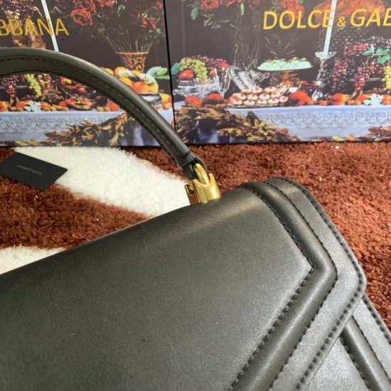 550 [Dolce Gabbana] Model number: 4158 Original single crossbody women's bag ➰Delicious handmade Imported cowhide with original hardware bag body with pure handmade oil on top of the top of many celebrities' favorites. Crossbody can be purchased overseas 