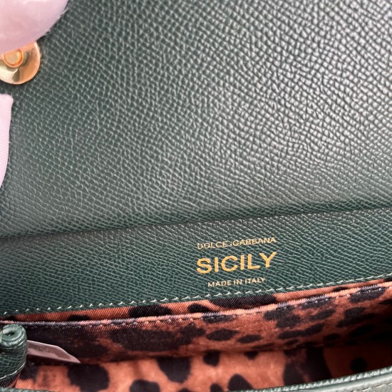 P550 model number: 4133 palm print high-end product [Dolce Gabbana] Another platinum bag in the fashion industry ➰Delicate handmade classic model solid color versatile. Favorite of many celebrities. Crossbody can be used with mirrors. Special products for
