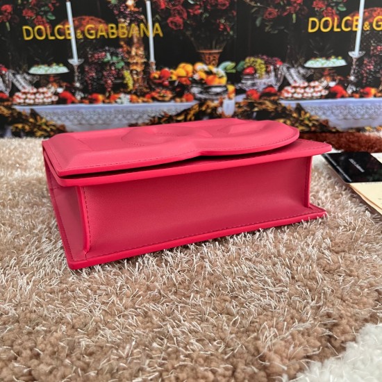 530 [Dolce Gabbana] Model number: 5515 Top original list ➰Delicious handmade, imported cowhide bag body with pure handmade oil edges on top, embellished with standing effect quilted DG log Fashion trend, favorite of many celebrities, crossbody, overseas p