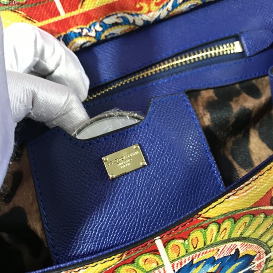 480 [Dolce Gabbana] The same crossbody bag as a celebrity, crossbody, mirror, overseas purchasing special products, fashionable and aura, brand new bag style, any combination can be as long as there is a fashionable heart, you can keep it clearly, when an