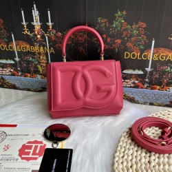 570 [Dolce Gabbana] Model number: 9112 Original order ➰Delicate handmade, imported cowhide bag body with pure handmade oil edges on top, embellished with standing effect quilted DG log Fashion trend, favorite of many celebrities, crossbody, overseas purch