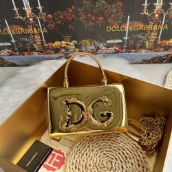 580 【Dolce Gabbana】❤️New.Model number: 9111 patent leather original ➰Delicate and handmade, imported cowhide bag body with pure handmade oil edge on top, embellished with DG double electroplating sign fashion trend, front flip cover adopts hidden magnetic