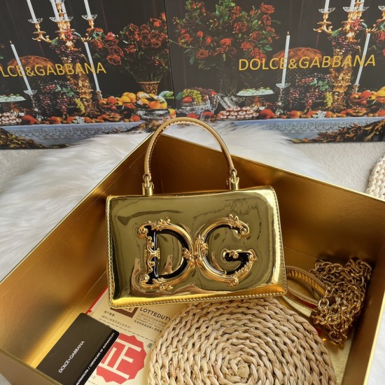 580 【Dolce Gabbana】❤️New.Model number: 9111 patent leather original ➰Delicate and handmade, imported cowhide bag body with pure handmade oil edge on top, embellished with DG double electroplating sign fashion trend, front flip cover adopts hidden magnetic 580 【Dolce Gabbana】❤️New.Model number: 9111 patent leather original ➰Delicate and handmade, imported cowhide bag body with pure handmade oil edge on top, embellished with DG double electroplating sign fashion trend, front flip cover adopts hidden magnetic