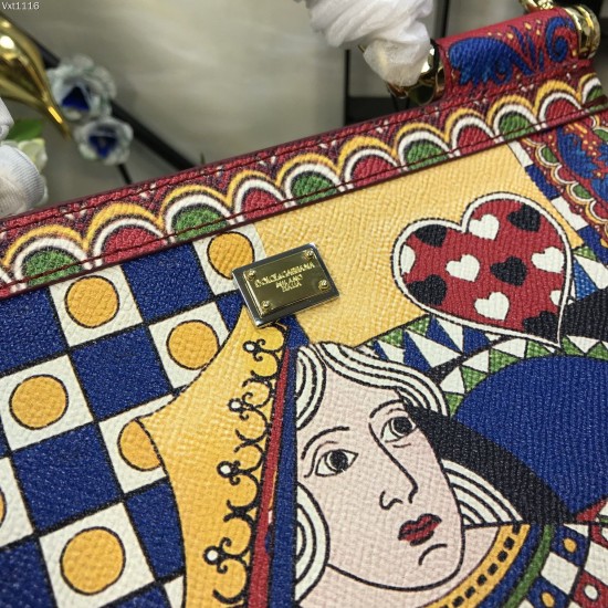480 [Dolce Gabbana] The same crossbody bag as a celebrity, crossbody, mirror, overseas purchasing special products, fashionable and aura, brand new bag style, any combination can be as long as there is a fashionable heart, you can keep it clearly, when an