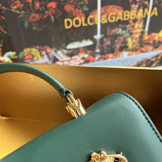 550 【Dolce Gabbana】❤️New.Model number: 9111 original list ➰Delicate and handmade, imported cowhide bag body with pure handmade oil edges on the top, embellished with DG double electroplating sign fashion trend, front flip cover adopts hidden magnetic buck 550 【Dolce Gabbana】❤️New.Model number: 9111 original list ➰Delicate and handmade, imported cowhide bag body with pure handmade oil edges on the top, embellished with DG double electroplating sign fashion trend, front flip cover adopts hidden magnetic buck