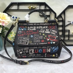 480 [Dolce Gabbana] The same crossbody bag as a celebrity, crossbody, mirror, overseas purchasing special products, fashionable and aura, brand new bag style, any combination can be as long as there is a fashionable heart, you can keep it clearly, when an