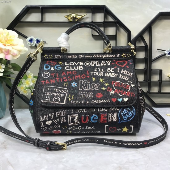 480 [Dolce Gabbana] The same crossbody bag as a celebrity, crossbody, mirror, overseas purchasing special products, fashionable and aura, brand new bag style, any combination can be as long as there is a fashionable heart, you can keep it clearly, when an