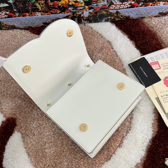 530 [Dolce Gabbana] Model number: 5515 Top original list ➰Delicious handmade, imported cowhide bag body with pure handmade oil edges on top, embellished with standing effect quilted DG log Fashion trend, favorite of many celebrities, crossbody, overseas p