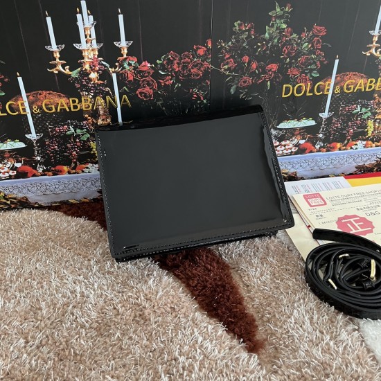 530 [Dolce Gabbana] Model number: 5515 Top original list ➰Delicious handmade, imported cowhide bag body with pure handmade oil edges on top, embellished with standing effect quilted DG log Fashion trend, favorite of many celebrities, crossbody, overseas p