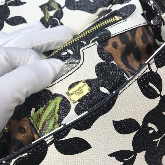 480 [Dolce Gabbana] The same crossbody bag as a celebrity, crossbody, mirror, overseas purchasing special products, fashionable and aura, brand new bag style, any combination can be as long as there is a fashionable heart, you can keep it clearly, when an