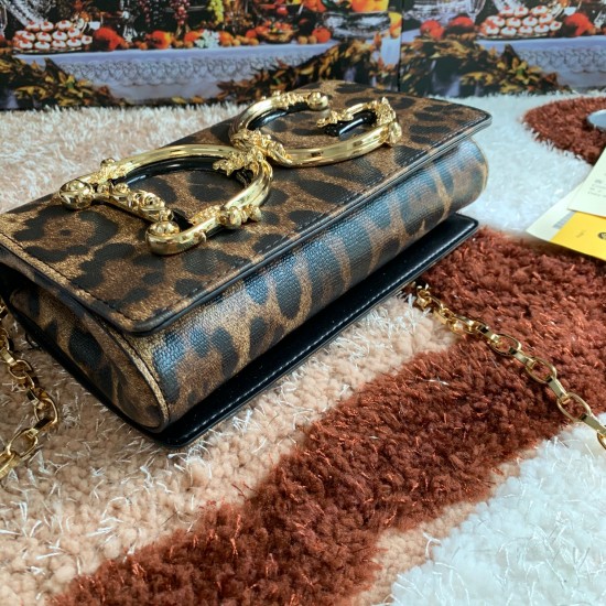 600 【Dolce Gabbana】Top original list ➰Delicate handmade series crossbody bags, imported raw materials, front embellishment, resin bottom plated true gold DG logo, front flip cover adopts hidden magnetic buckle opening and closing, fixed electroplated ruth 600 【Dolce Gabbana】Top original list ➰Delicate handmade series crossbody bags, imported raw materials, front embellishment, resin bottom plated true gold DG logo, front flip cover adopts hidden magnetic buckle opening and closing, fixed electroplated ruth