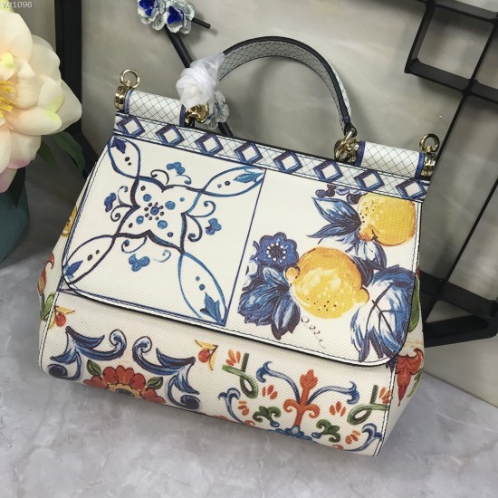 480 [Dolce Gabbana] The same crossbody bag as a celebrity, crossbody, mirror, overseas purchasing special products, fashionable and aura, brand new bag style, any combination can be as long as there is a fashionable heart, you can keep it clearly, when an