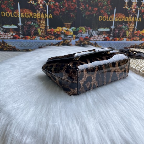 600 [Dolce Gabbana] Model number: 9112 Patent leather leopard print Original ➰Delicate handmade Use imported cowhide bag body with pure handmade oil edges on top, embellished with standing effect quilted DG log Fashion trend, favorite of many celebrities,