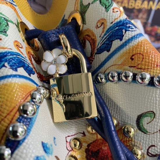 530 [Dolce Gabbana] Classic bucket bag, crossbody, special products for overseas purchasing, new bag style and aura, any combination can be used as long as there is a fashionable heart, you can keep it clearly when and where DG will always show you infini