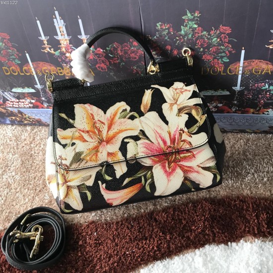 480 [Dolce Gabbana] The same crossbody bag as a celebrity, crossbody, mirror, overseas purchasing special products, fashionable and aura, brand new bag style, any combination can be as long as there is a fashionable heart, you can keep it clearly, when an