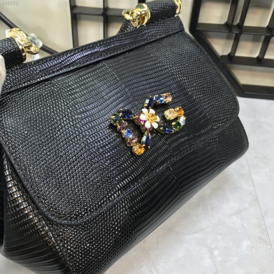 470 Small [Dolce Gabbana] Colorful Diamond Lizard Pattern Crossbody Bag Original Single Perfect Bag Shape Imported Top-Level Lizard Pattern Cowhide, Customized Vacuum High Electroplating Hardware All-match Bag Shape Hand-Off Crossbody is suitable for any 