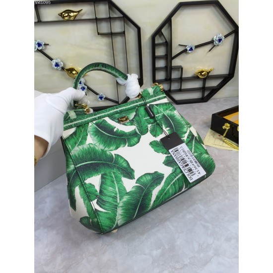 480 [Dolce Gabbana] The same crossbody bag as a celebrity, crossbody, mirror, overseas purchasing special products, fashionable and aura, brand new bag style, any combination can be as long as there is a fashionable heart, you can keep it clearly, when an