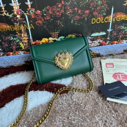 530 original DolceGabbana overseas purchasing special product model number 5512,️Double crossbody clutch bag is mainly simple and fashionable, using imported cowhide raw materials. Butterfly gold-plated DG logo inlaid pearl front flip with hidden magnetic