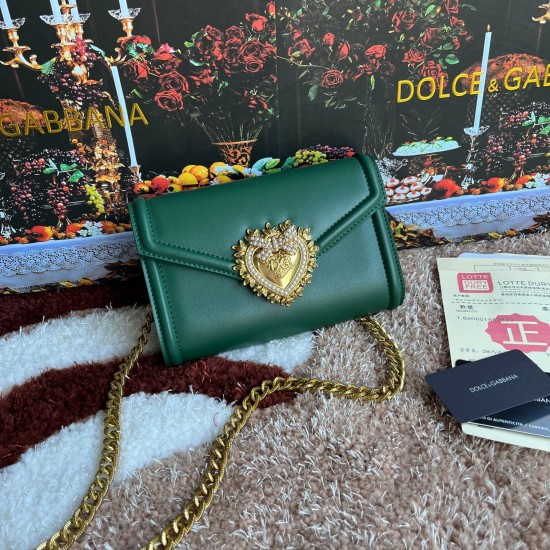 530 original DolceGabbana overseas purchasing special product model number 5512,️Double crossbody clutch bag is mainly simple and fashionable, using imported cowhide raw materials. Butterfly gold-plated DG logo inlaid pearl front flip with hidden magnetic 530 original DolceGabbana overseas purchasing special product model number 5512,️Double crossbody clutch bag is mainly simple and fashionable, using imported cowhide raw materials. Butterfly gold-plated DG logo inlaid pearl front flip with hidden magnetic