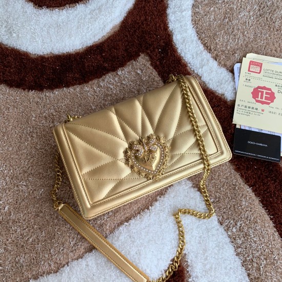 600 [Dolce Gabbana] Top original list ➰Delicious handmade Imported cowhide leather with original hardware bag body with pure handmade oil on top of the top of many celebrities' favorites. Crossbody can be purchased overseas for special products with a sty