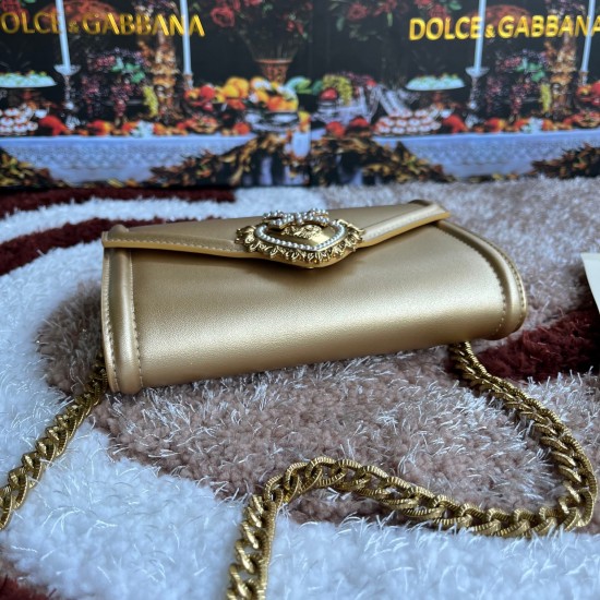 530 original DolceGabbana overseas purchasing special product model number 5512,️Double crossbody clutch bag is mainly simple and fashionable, using imported cowhide raw materials. Butterfly gold-plated DG logo inlaid pearl front flip with hidden magnetic 530 original DolceGabbana overseas purchasing special product model number 5512,️Double crossbody clutch bag is mainly simple and fashionable, using imported cowhide raw materials. Butterfly gold-plated DG logo inlaid pearl front flip with hidden magnetic