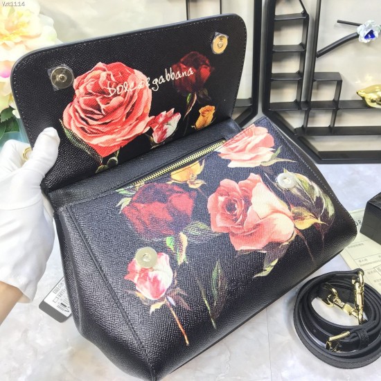 480 [Dolce Gabbana] The same crossbody bag as a celebrity, crossbody, mirror, overseas purchasing special products, fashionable and aura, brand new bag style, any combination can be as long as there is a fashionable heart, you can keep it clearly, when an